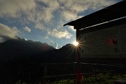 100 Ad anello concluso il sole tramonta